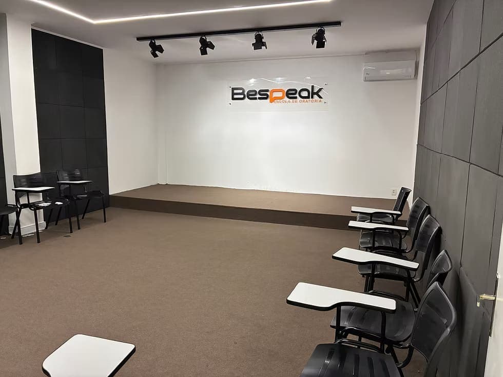 Sala de aula de uma escola Bespeak no modelo Padrão, com palco e cadeiras