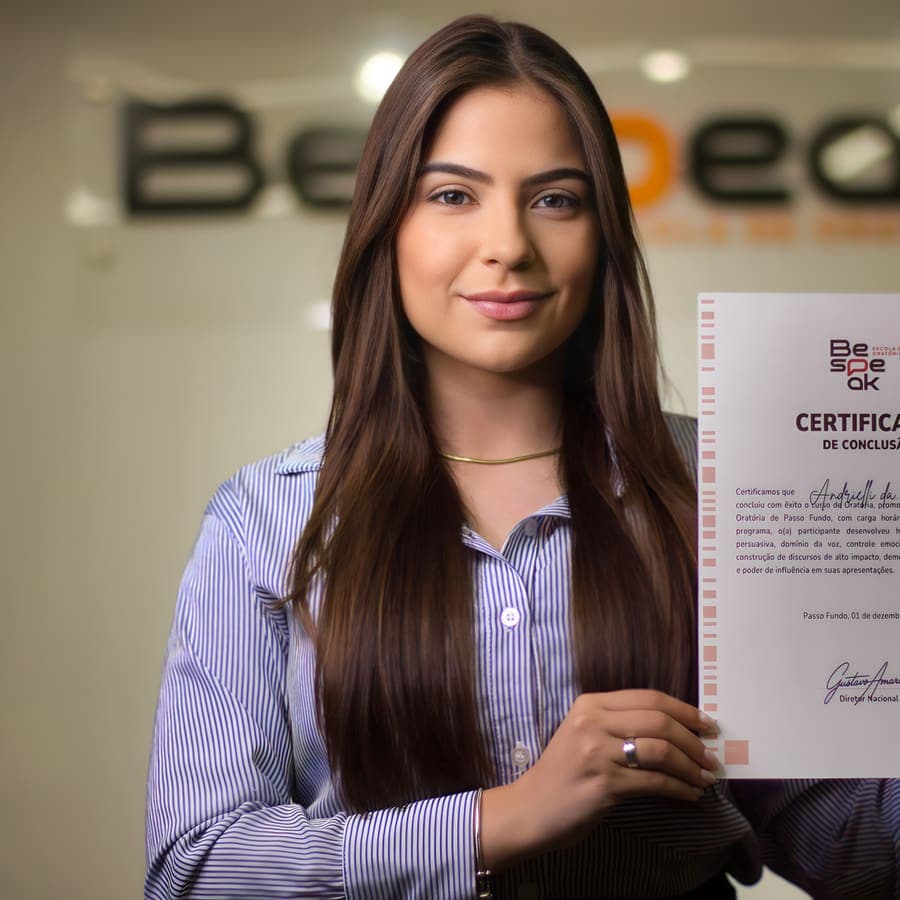 Formanda exibe o certificado de conclusão do curso de oratória