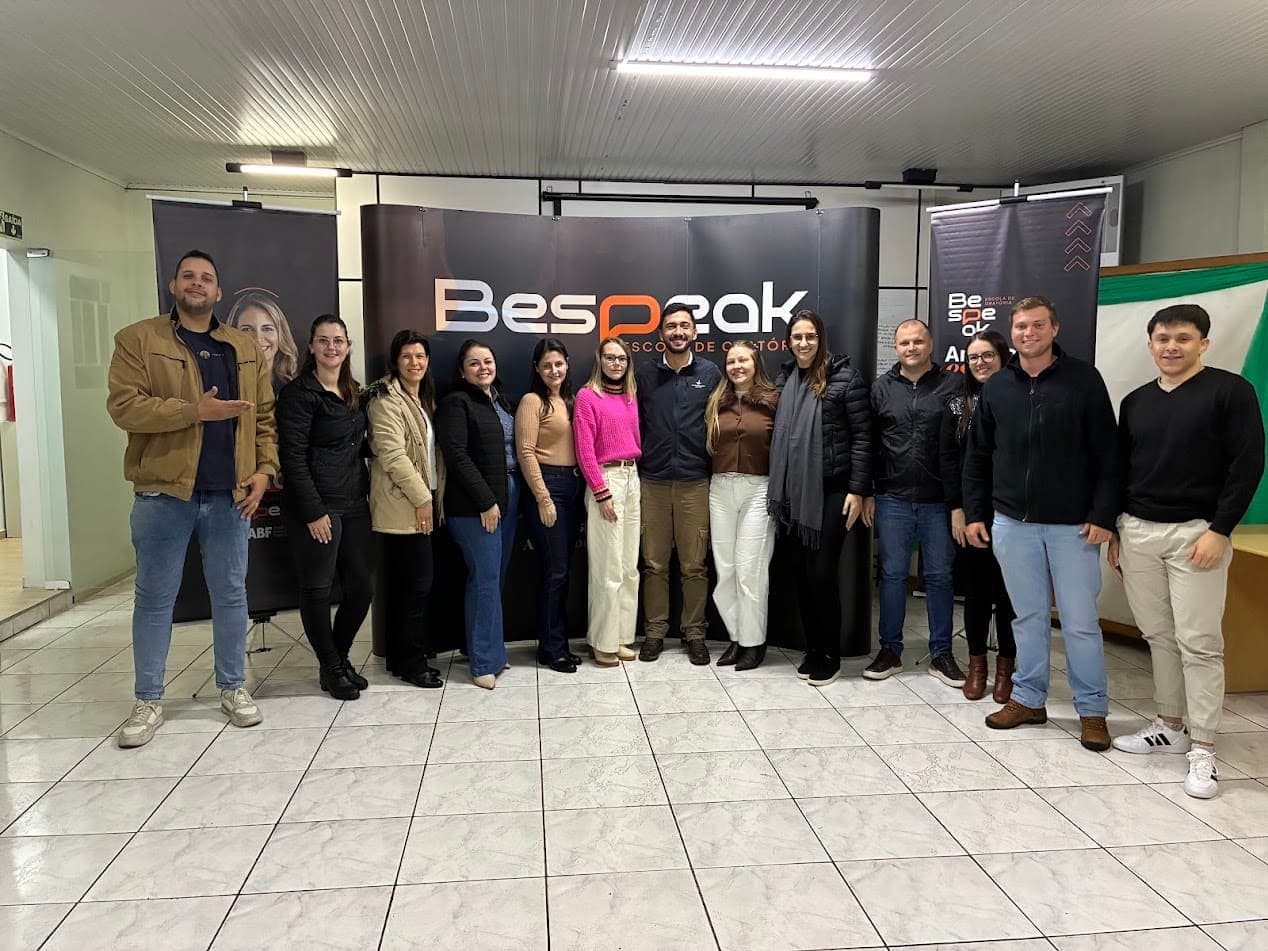 Equipe de uma empresa ao fim de um treinamento de comunicação da Bespeak